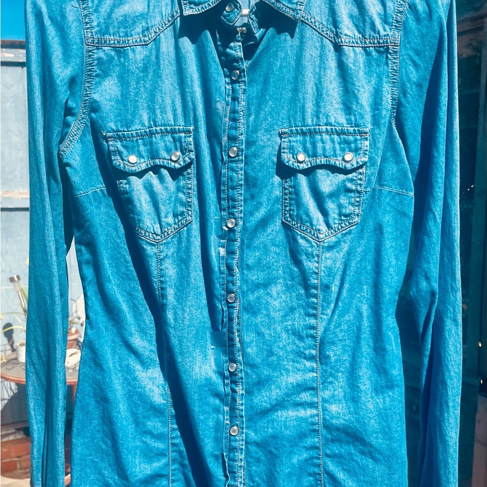 Denim Pearl Snap Button Down Western Shirt!🦋